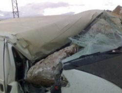 Dev Kaya Parçası Minibüse Düştü