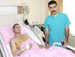 Riski Göze Alıp Yaralı Askerin Hayatını Kurtardı