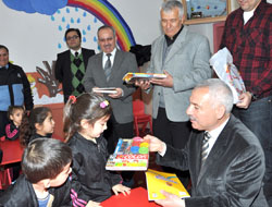 Miniklere Oyun Seti ve Boyama Kitabı Dağıtıldı