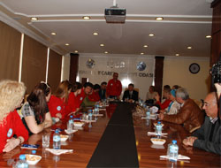 Yabancılara Isparta’yı anlattı