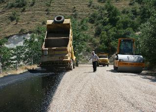 Gece gündüz Asfalt Döküyorlar
