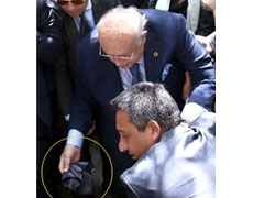 Eşinin Mezarına Bir Avuç Toprak Attı