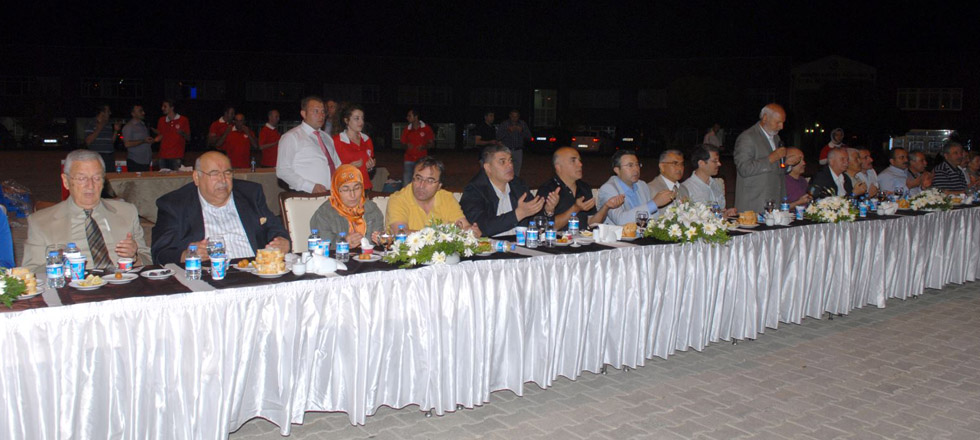 SDÜ 19 Mayıs Öğrenci Meydanı’nda İftar Yemeği Düzenlendi