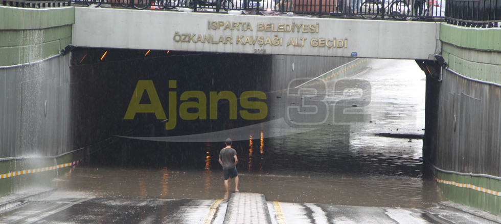 Sağnak Yağış ve Fırnıta Isparta'yı Etkisi Altına Aldı