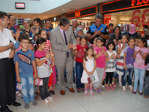 Bayram Harçlıklarını Polis Abilerinden Aldılar