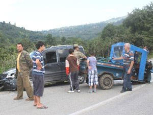 Patpat Otomobille Çarpıştı 2 Kişi Yaralandı