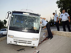 Tur Otobüsü Refüje Çıktı: 15 Yaralı