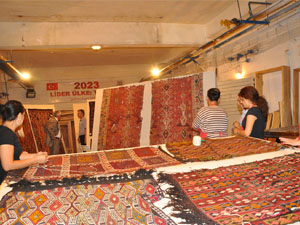 Kilimler Sergiye Hazır Hale Getiriliyor