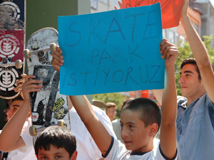 Gençlerden Kaykay Pisti Talebi