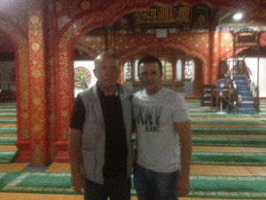 Bin Yıllık Camide Namaz Kıldı