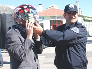 Polis Kask Dağıttı