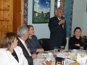 Hizmetin Sembolü Halindeyiz