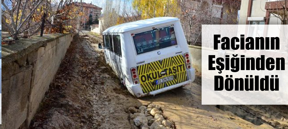 Yol Çöktü Öğrenci Servisi Yan Yattı