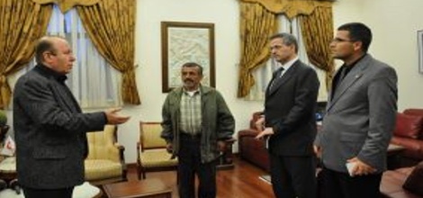 Vali Oğuz'a Elleri İle Ayakkabı Dikti