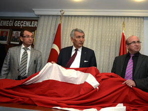 Günaydın Türk Bayrağı Hediye Etti