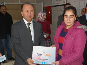 Öğrencilere Tablet Bilgisayar Dağıtıldı