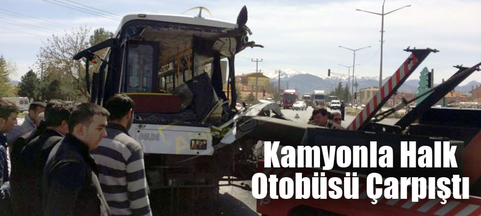 Kamyonla Halk Otobüsü Çarpıştı