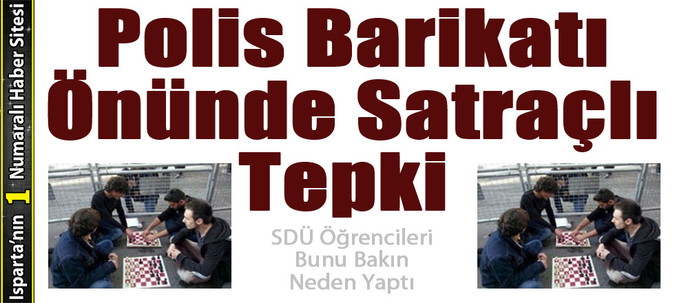 Polis Barikatı Önünde Satrançlı Tepki