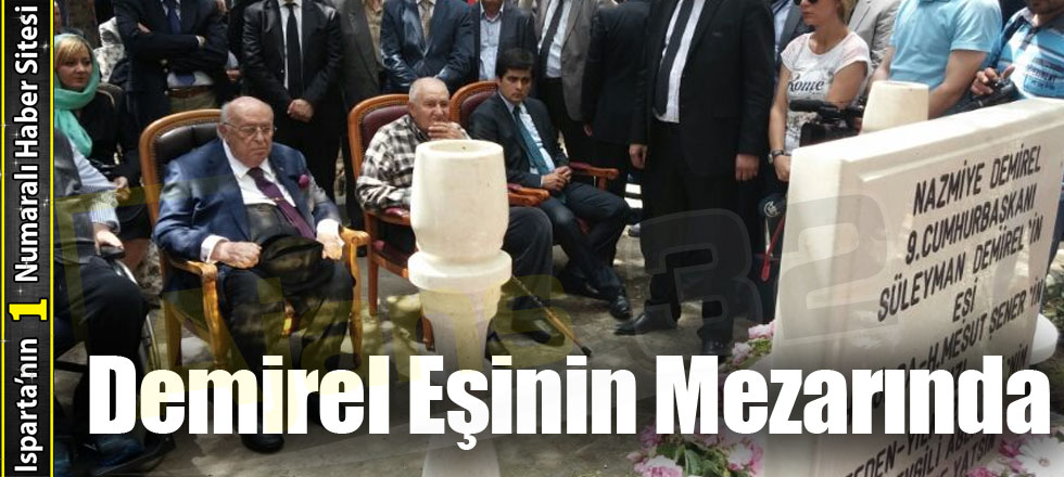 Demirel Eşinin Mezarında