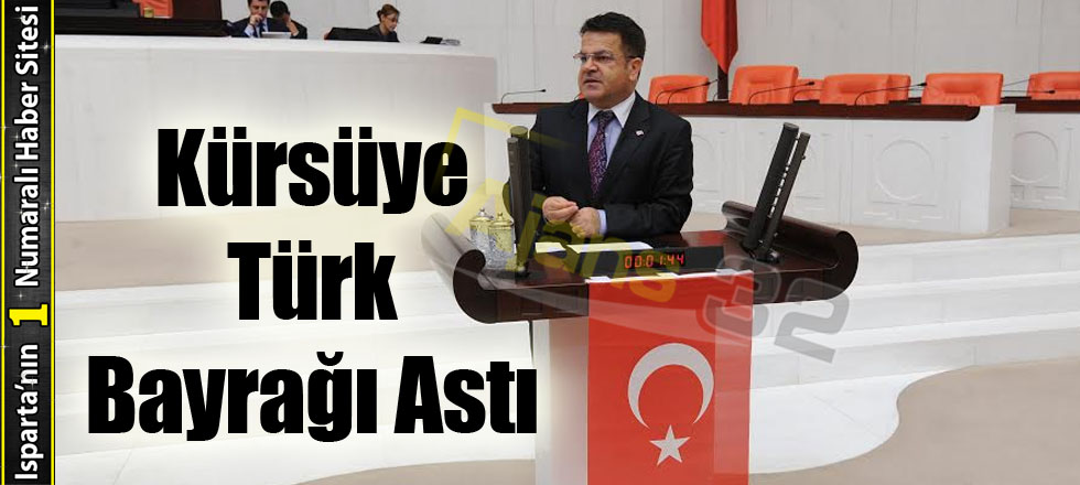 Kürsüye Türk Bayrağı Astı