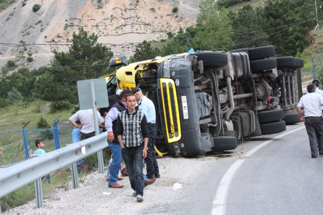 Miskinler'de Sunta Yüklü Tır Yan Yattı