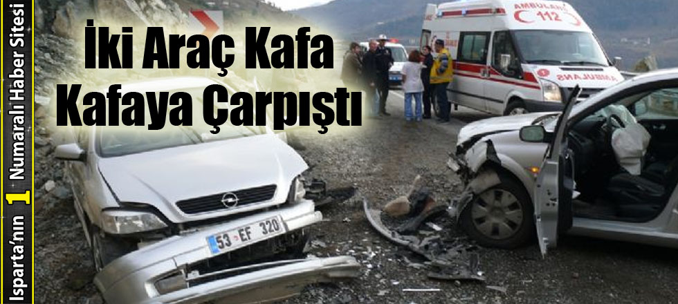 İki Araç Kafa Kafaya Çarpıştı