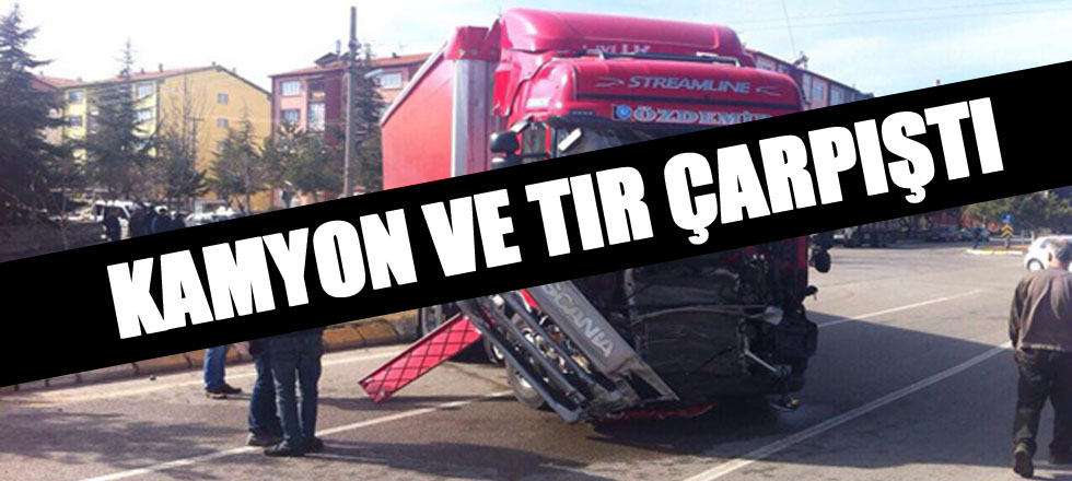 Kamyon ve Tır Çarpıştı