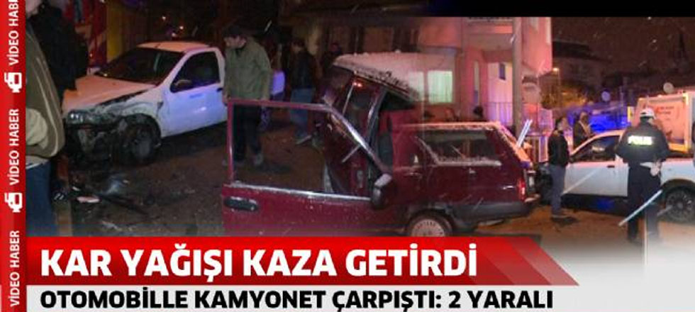 Otomobille Kamyonet Çarpıştı