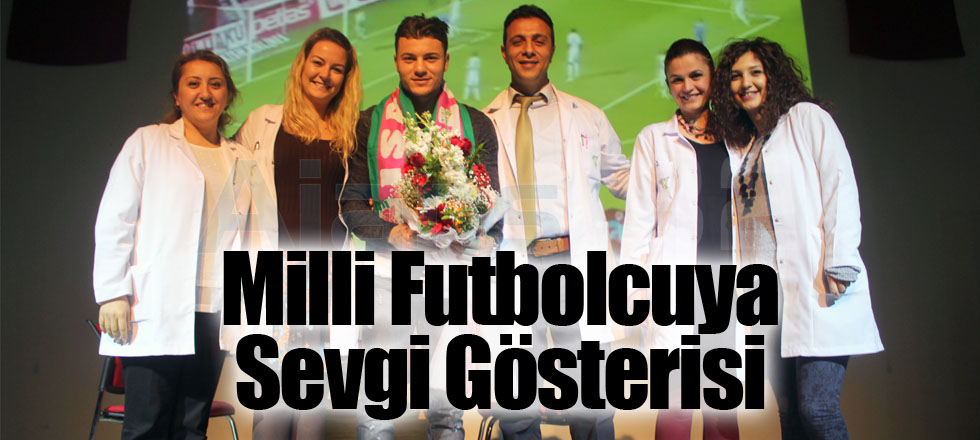 Milli Futbolcuya Sevgi Gösterisi