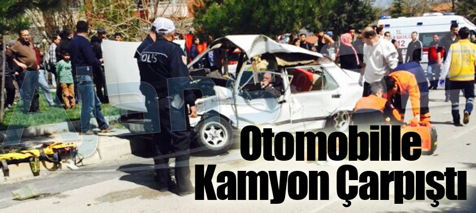 Otomobille Kamyon Çarpıştı