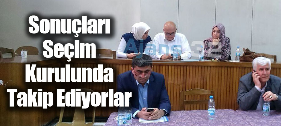 Sonuçları Seçim Kurulunda Takip Ediyorlar