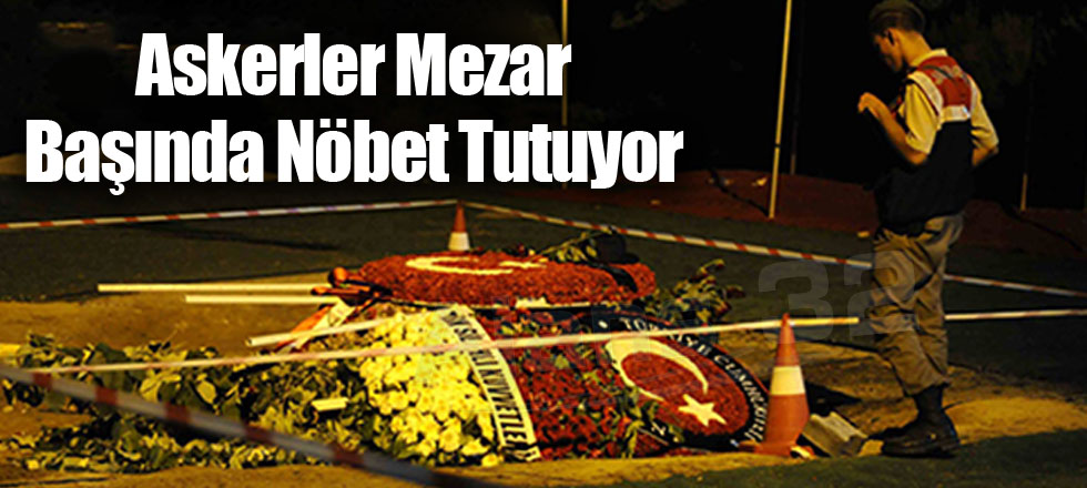 Askerler Mezar Başında Nöbet Tutuyor