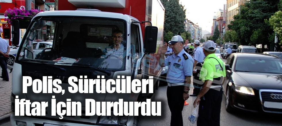 Polis, Sürücüleri İftar İçin Durdurdu