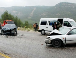 Şarkikaraağaç'da Trafik Kazası: 3 Ağır Yaralı