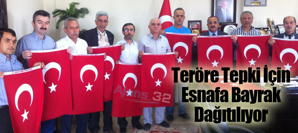 Teröre Tepki İçin Esnafa Bayrak Dağıtılıyor