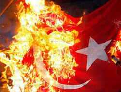 Paris'te Türk Bayrağını Yaktılar