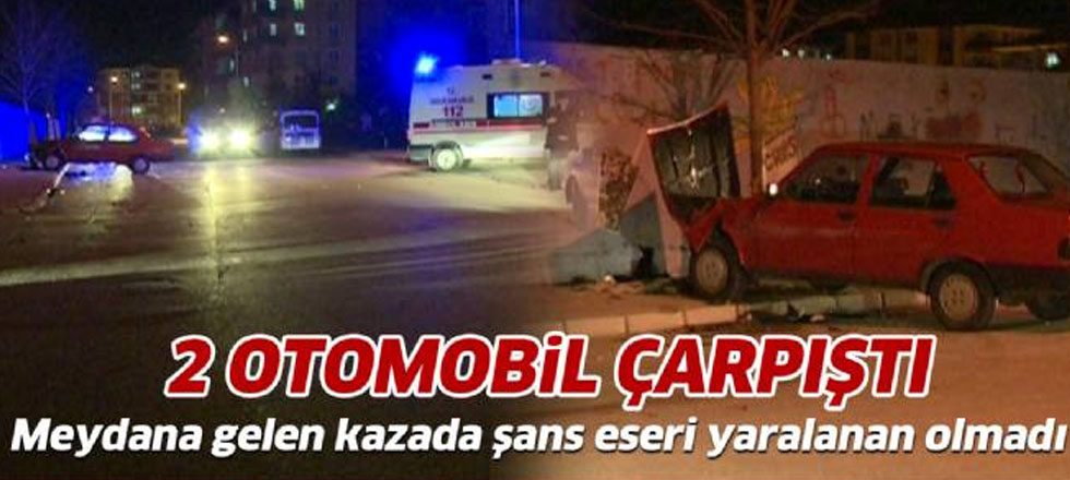 2 Otomobil Çarpıştı