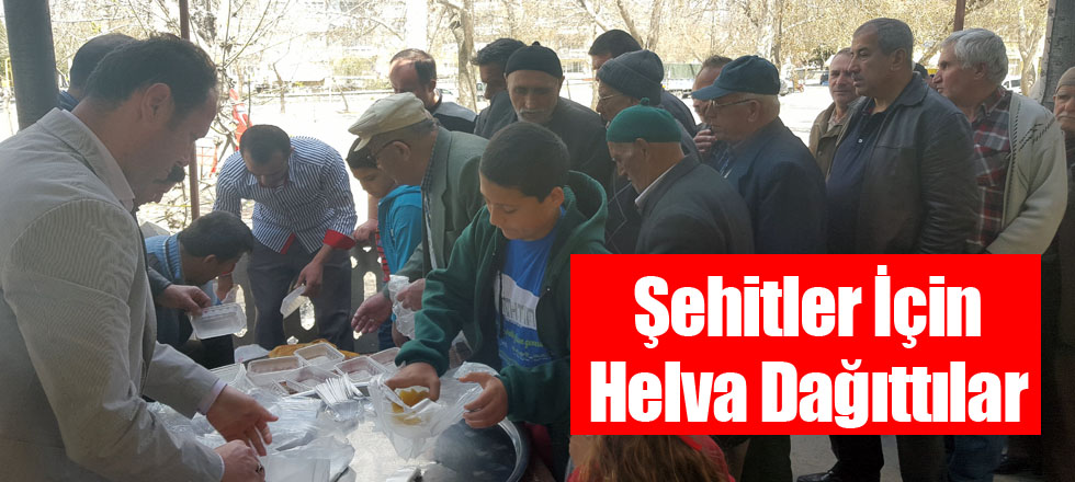 Şehitler İçin Helva Dağıttılar