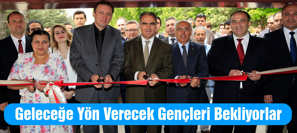 Geleceğe Yön Verecek Gençleri Bekliyorlar
