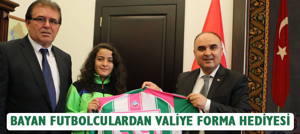 Bayan Futbolculardan Valiye Forma Hediyesi