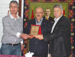 Haydar Kemal Kurt'a Teşekkür Plaketi