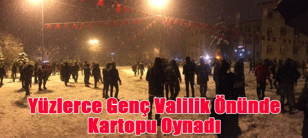 Yüzlerce Genç Valilik Önünde Kartopu Oynadı