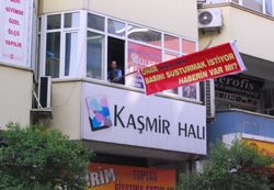 CHP'li Adayı, Pankartla Şikayet Etti