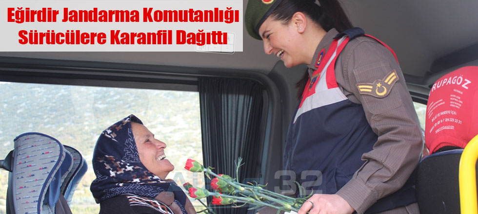 Eğirdir Jandarma Komutanlığı Sürücülere Karanfil Dağıttı