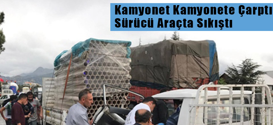 Kamyonet Kamyonete Çarptı, Sürücü Araçta Sıkıştı