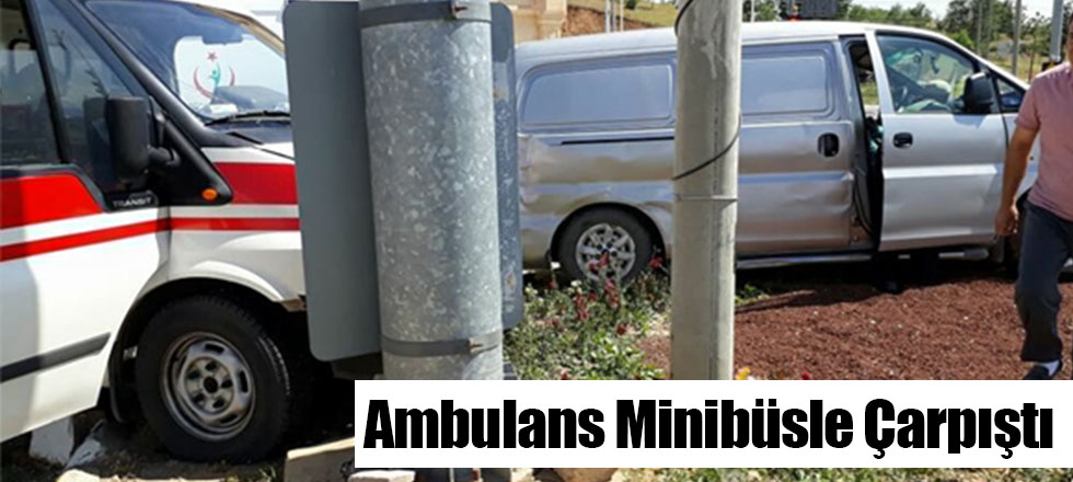 Ambulans Minibüsle Çarpıştı