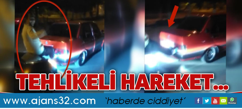 Yolda Kalan Arabayı Ayağıyla İtti!