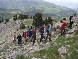 Burdosk'lu Doğaseverler Davraz'a Tırmandı