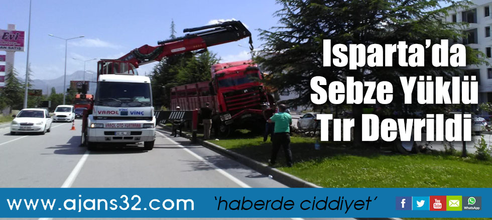 Isparta’da Sebze Yüklü Tır Devrildi