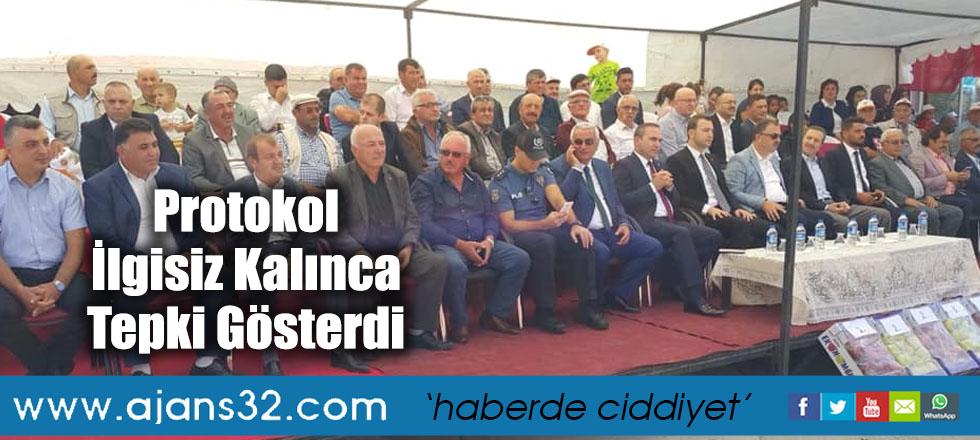Protokol İlgisiz Kalınca Tepki Gösterdi